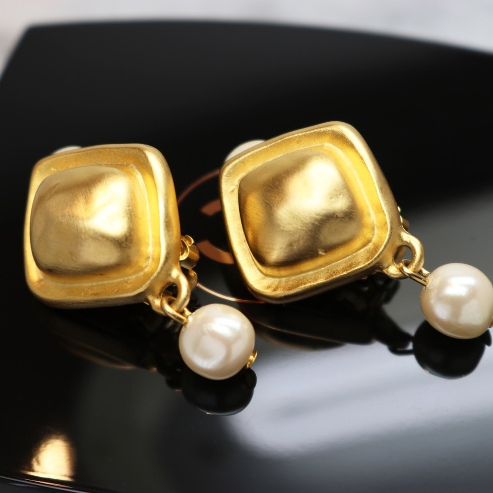 ⚜️ Vintage Givenchy Gold Pearl Drop Earrings ⚜️ - Picture 5 of 15